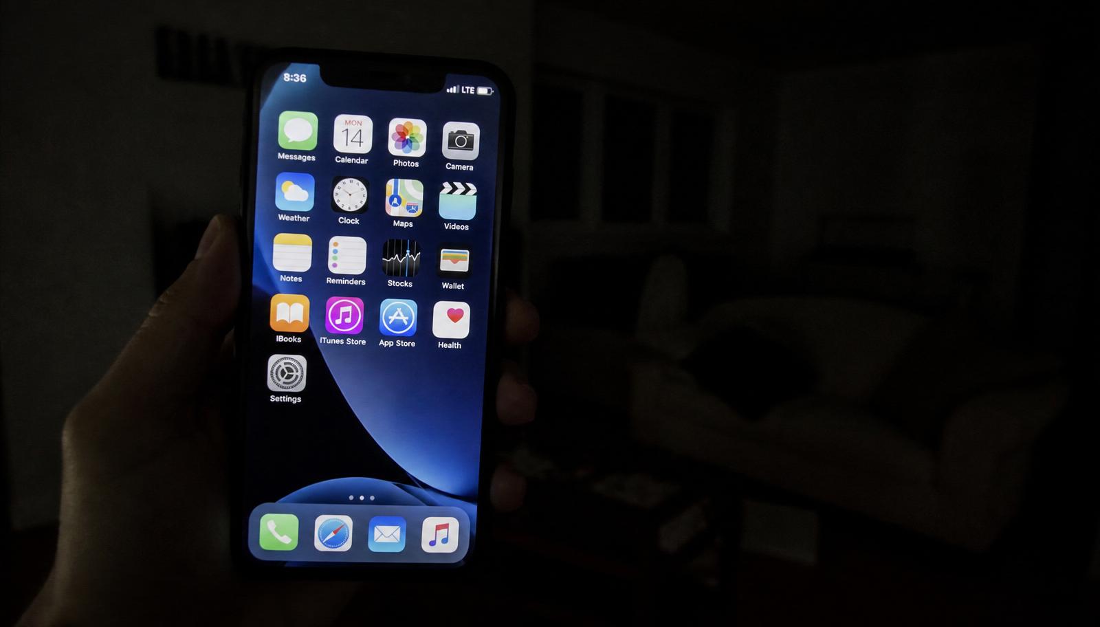 Smartphone nutzt Mobilfunk während eines Stromausfalls.