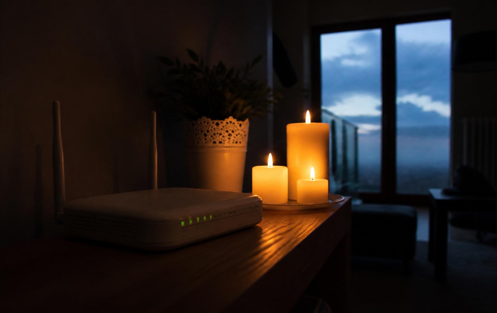 Wohnzimmer während eines Stromausfalls mit ausgeschaltetem Router.