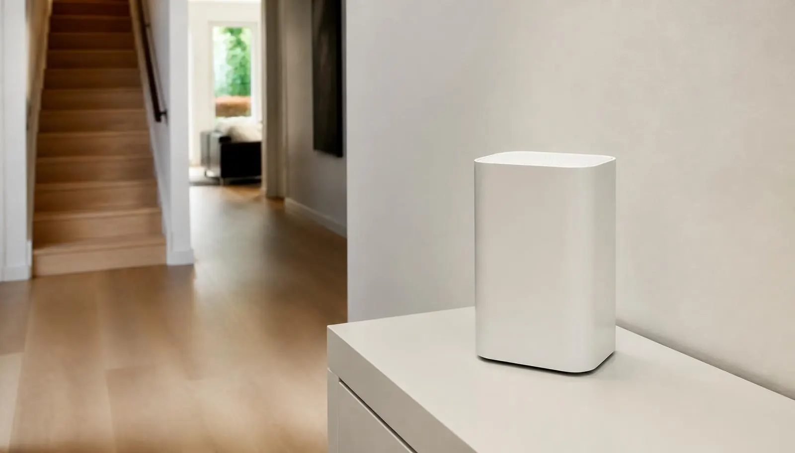 Weißer Mesh-Access-Point auf einer Kommode im Flur eines modernen Hauses